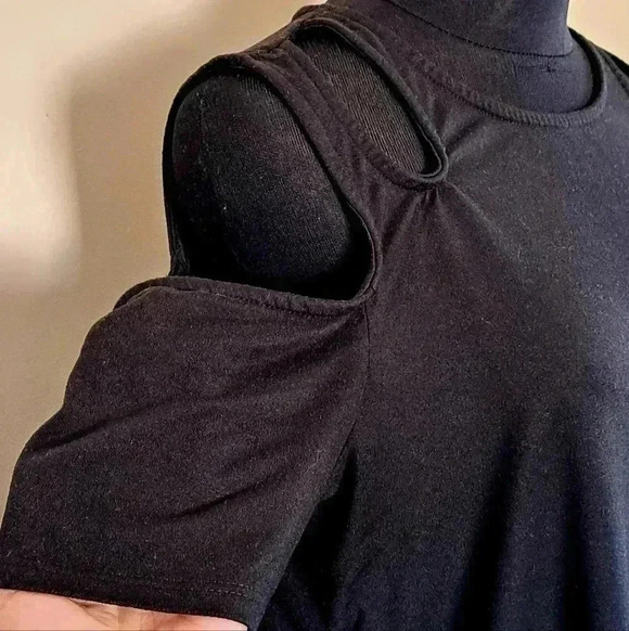 ❤️ Cold Shoulder Black Top Medium - Picture 7 of 13